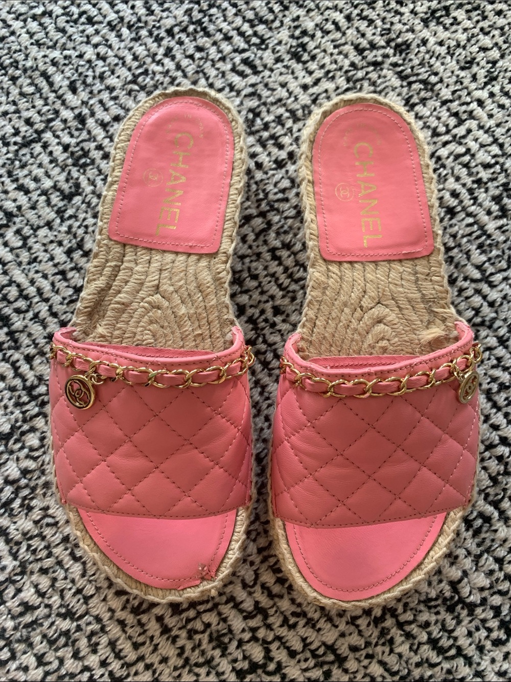 CHANEL Pink Quilted Slide Mules with Gold Chain Detail size 7. Gorgeous!💕